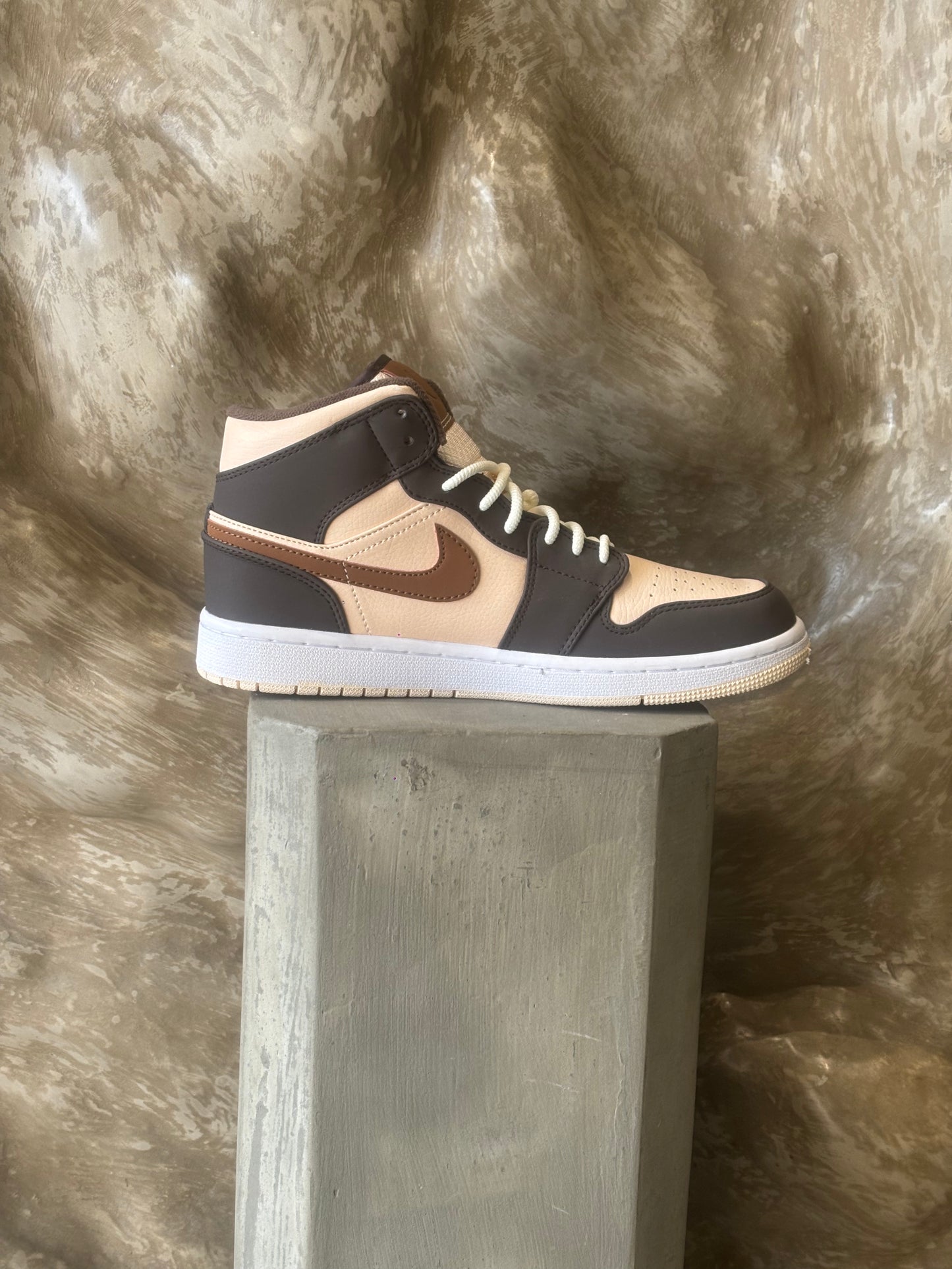 Nike Air Jordan 1 Mid SE Basalt Fleece Sneakers