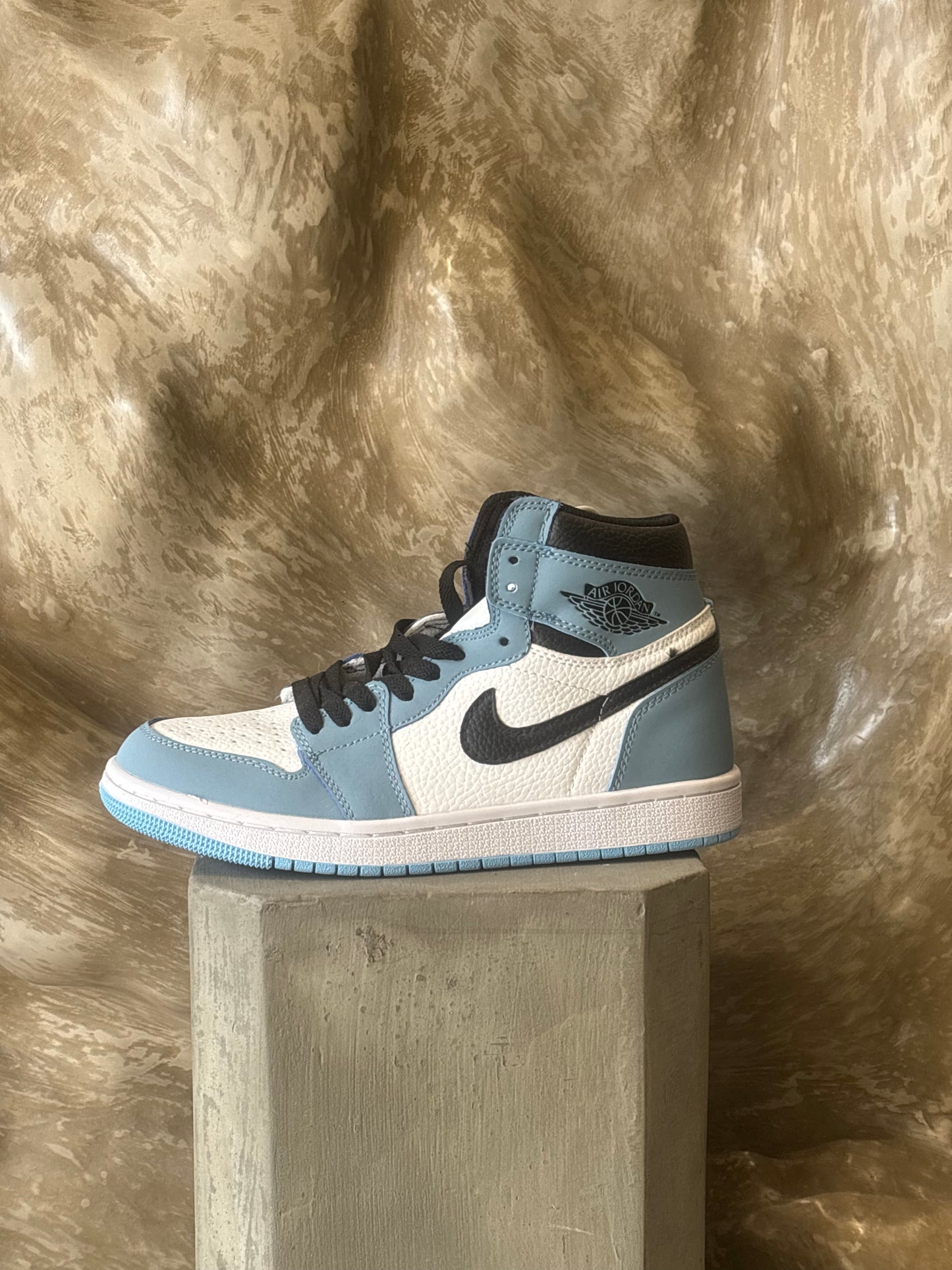 Nike Air Jordan 1 Retro High OG "University Blue"
