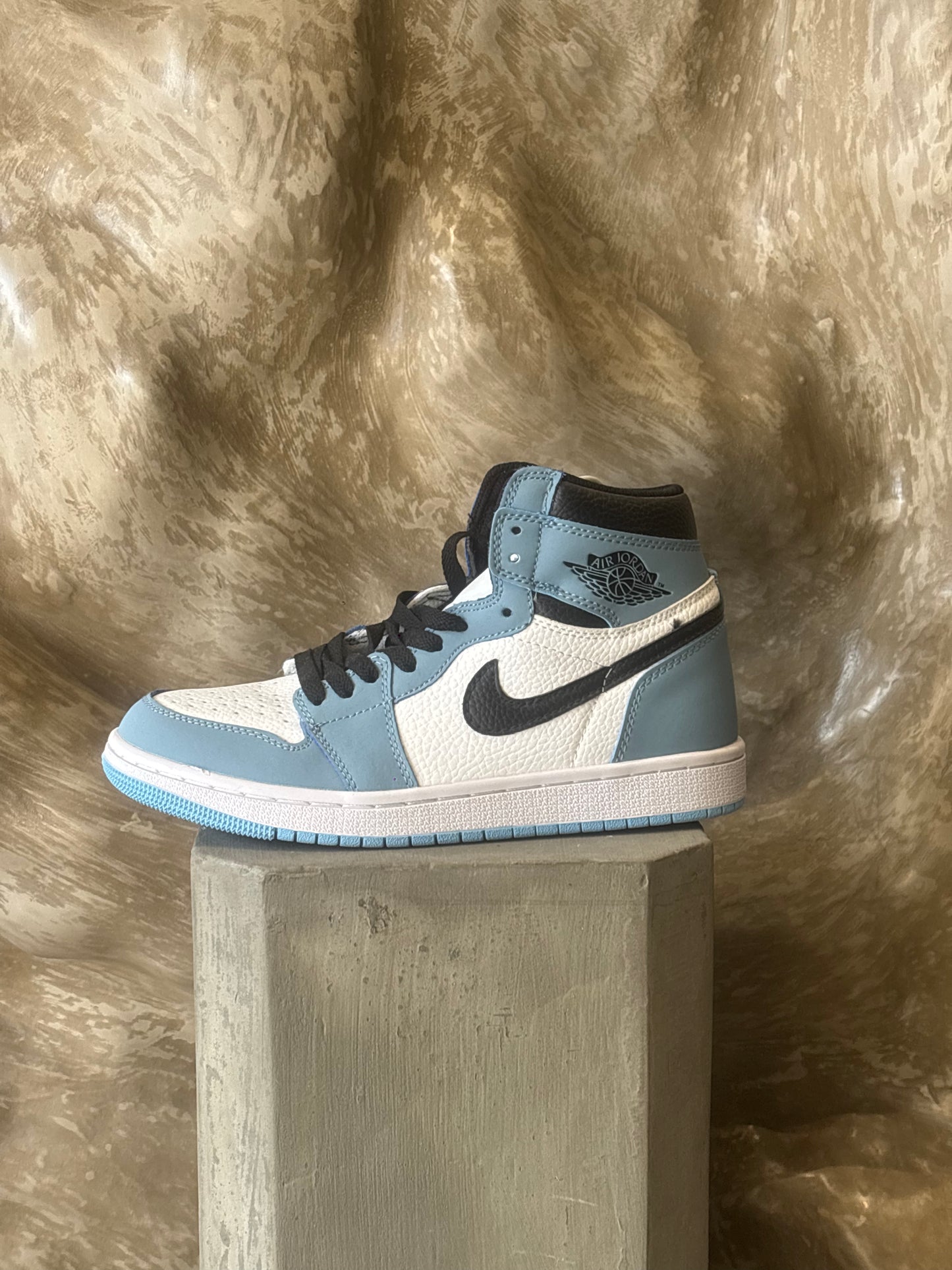 Nike Air Jordan 1 Retro High OG "University Blue"