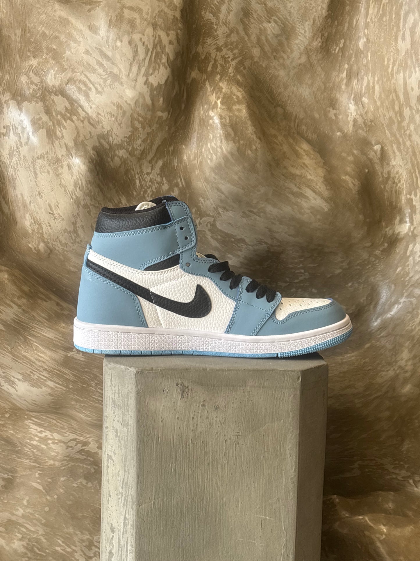 Nike Air Jordan 1 Retro High OG "University Blue"