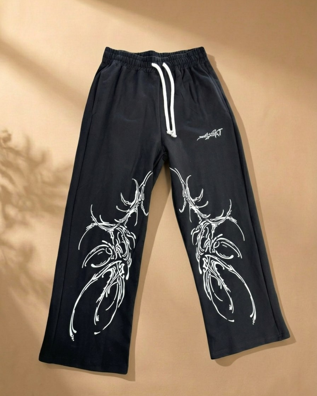 Abstract Face Graphic Streetwear Sweatpants – Black baggy Lowers