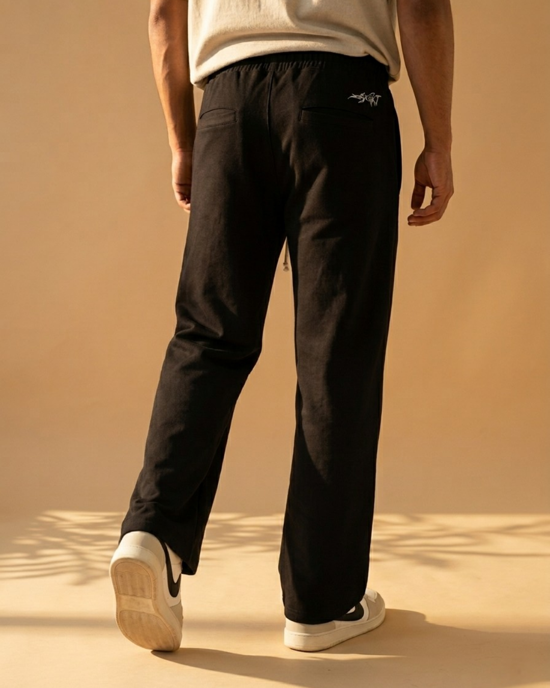 Abstract Face Graphic Streetwear Sweatpants – Black baggy Lowers